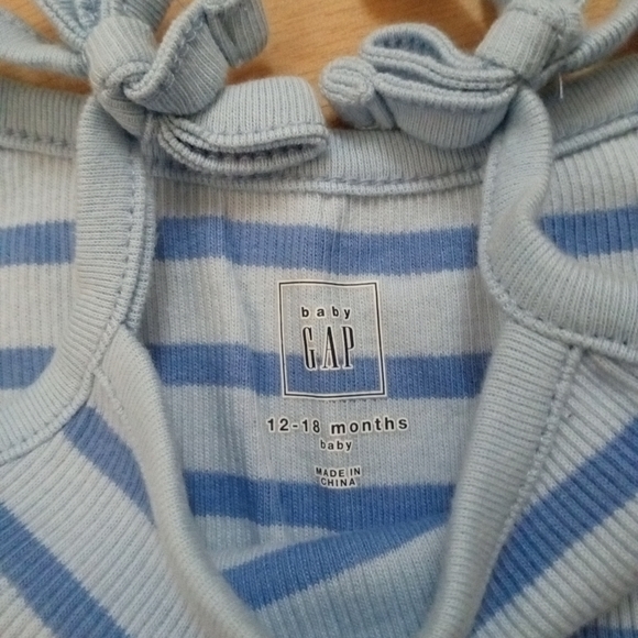 NWOT 12-18m Baby Gap Blue and White Striped/Floral Design Romper - Picture 3 of 4